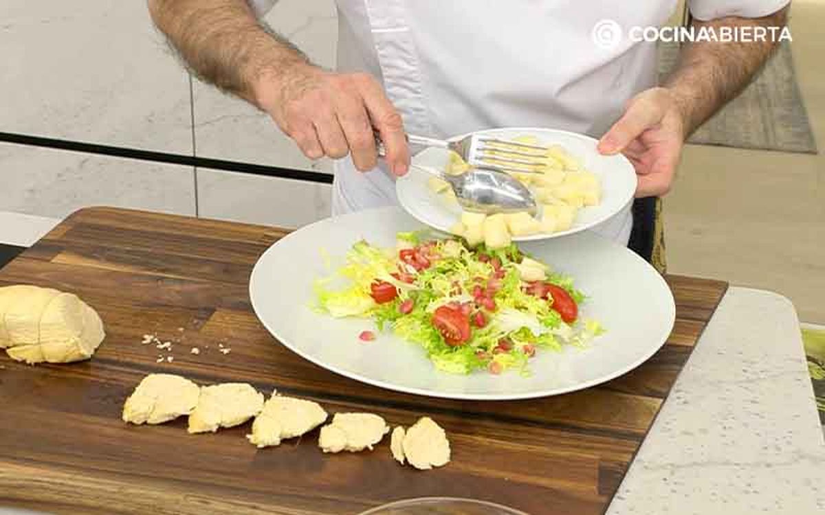 Incorpora las peras troceadas a la ensalada