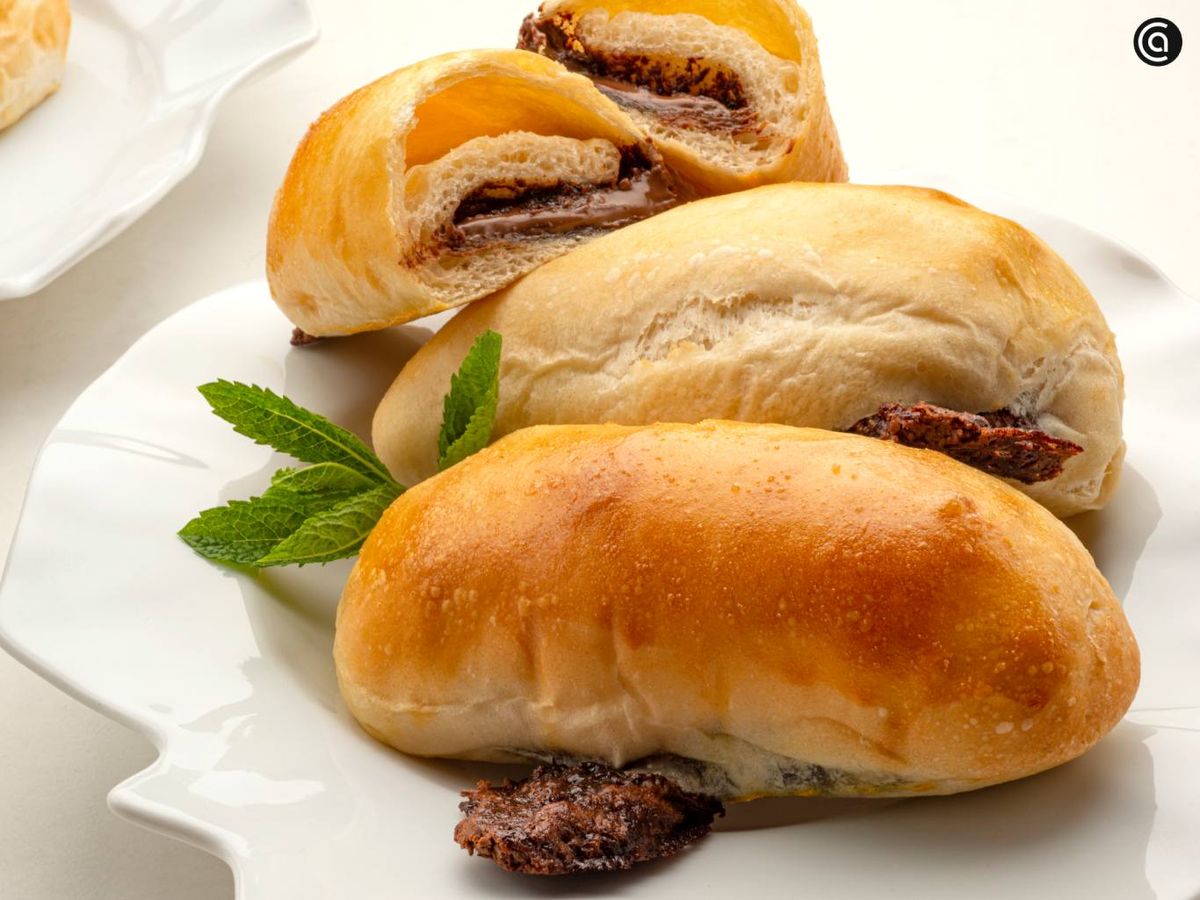 Bollo esponjoso relleno de crema de cacao