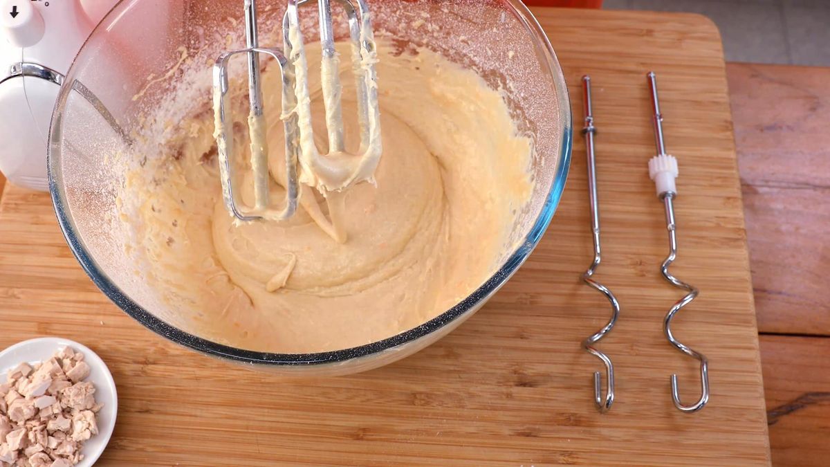 Roscón de Reyes bombón cubierto de chocolate y relleno de nata   paso 3