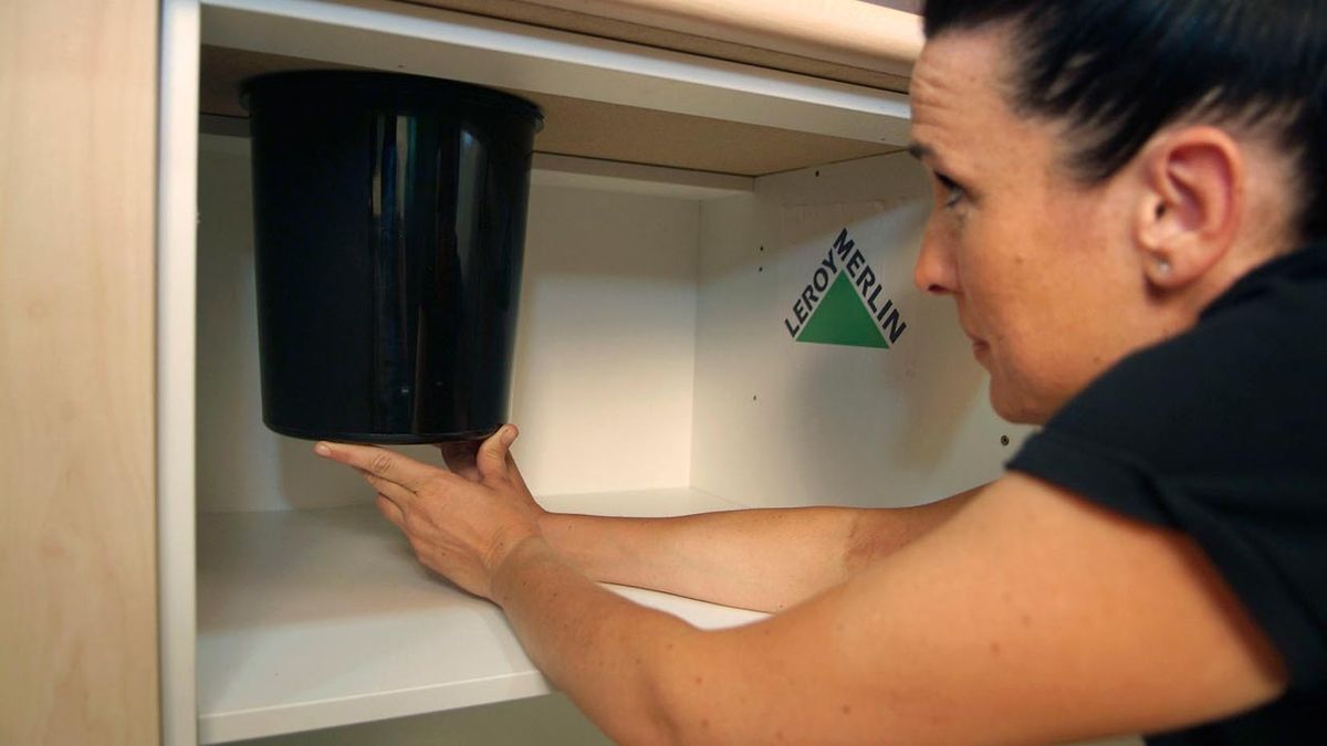 Colocar cubo de basura en encimera paso 1