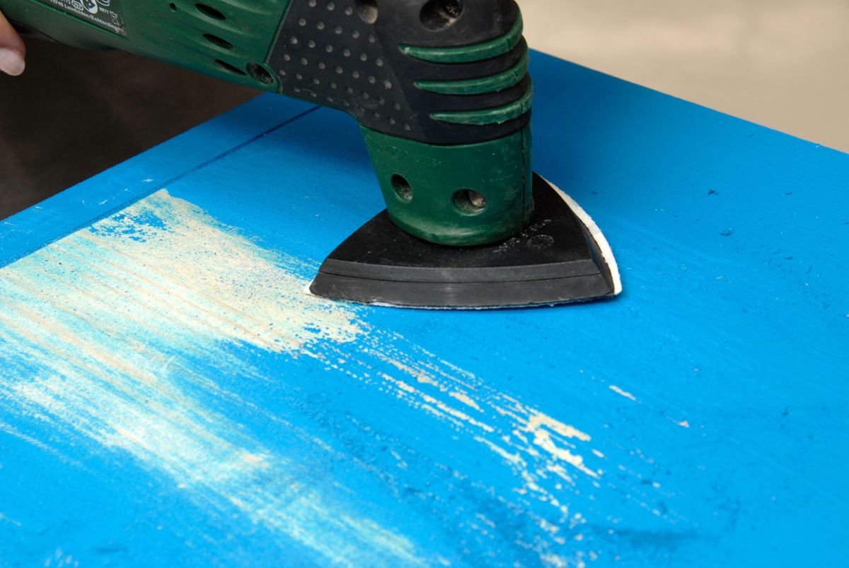 Aparador azul de aspecto envejecido paso 3