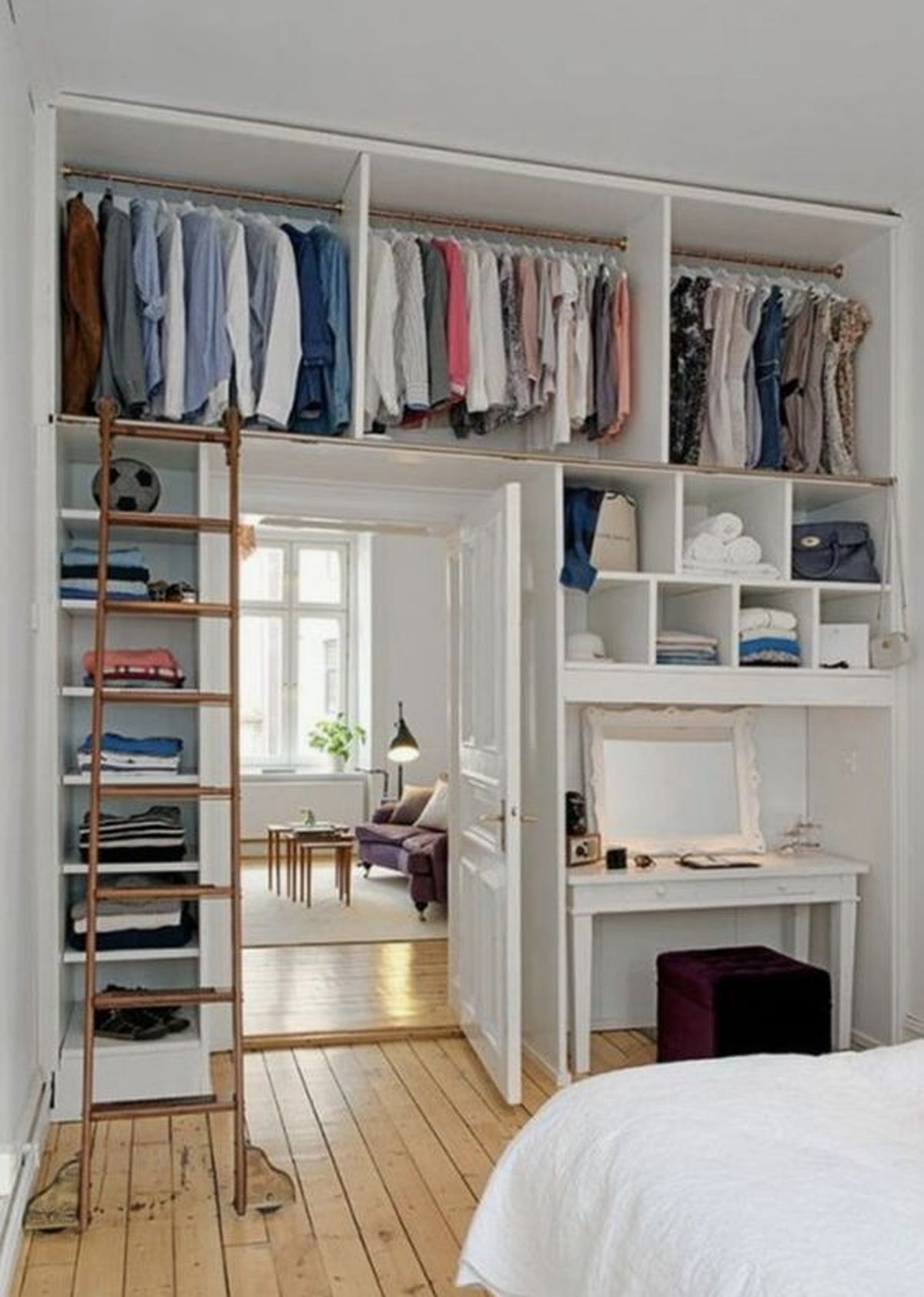 Vestidor puente en la pared de un dormitorio. / Foto Pinterest EstiloyDeco