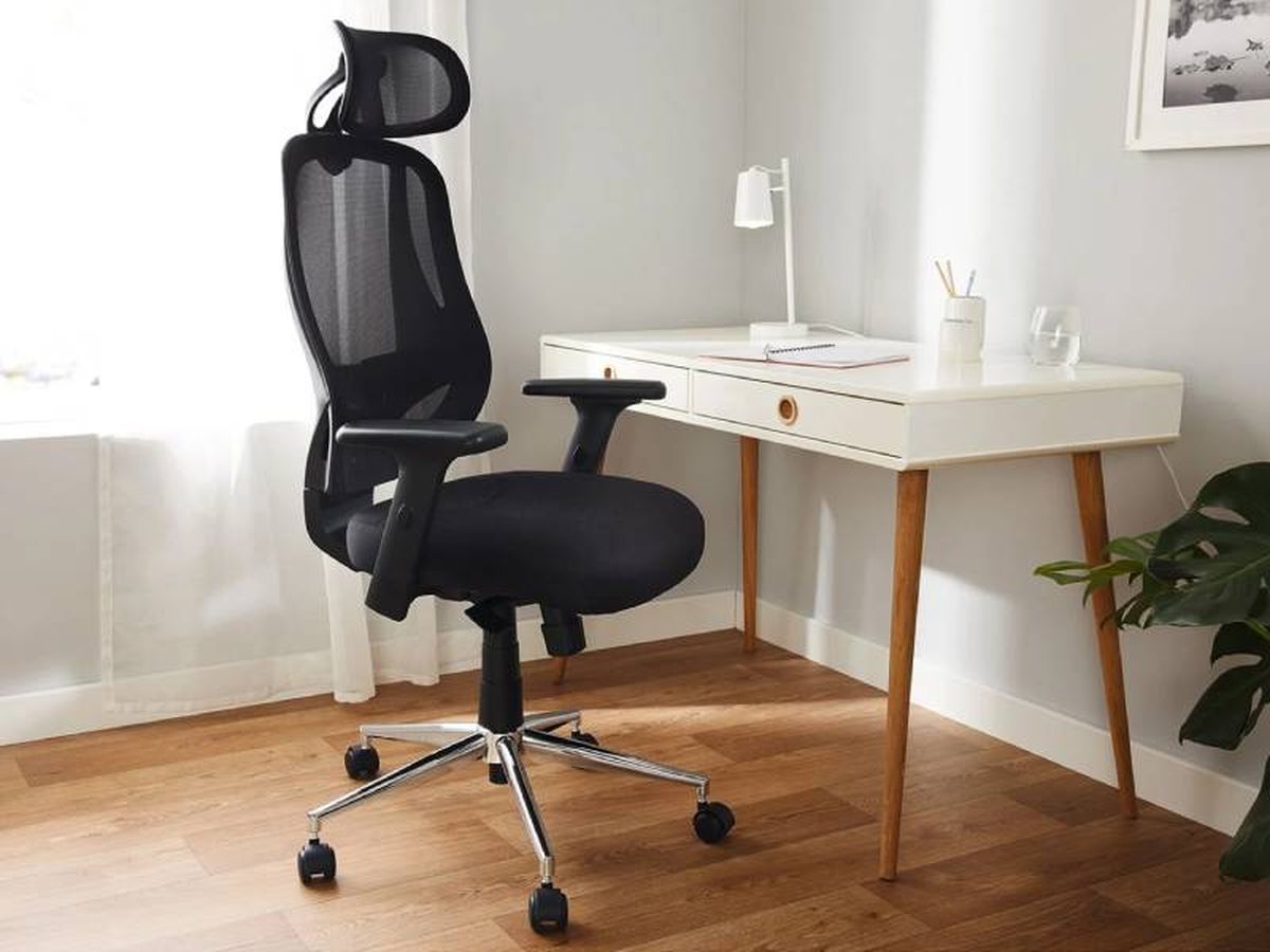 Silla giratoria con respaldo ajustable.