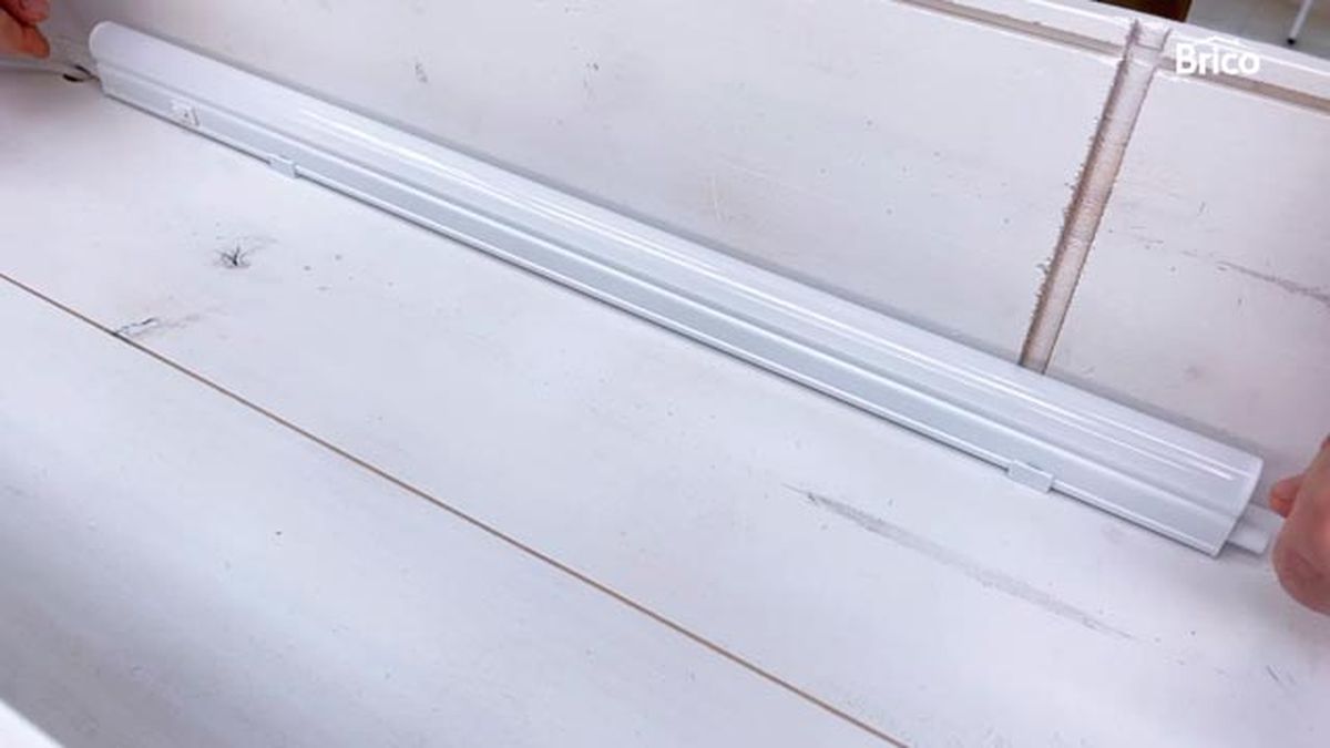 Cómo hacer una estantería con una caja de madera paso 15