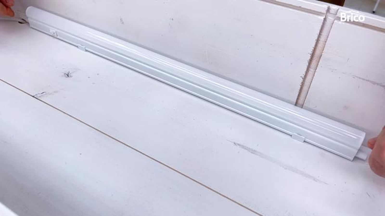 Cómo hacer una estantería con una caja de madera paso 15