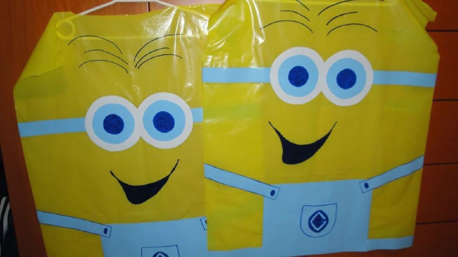 Disfraces de Minions utilizando bolsas de basura