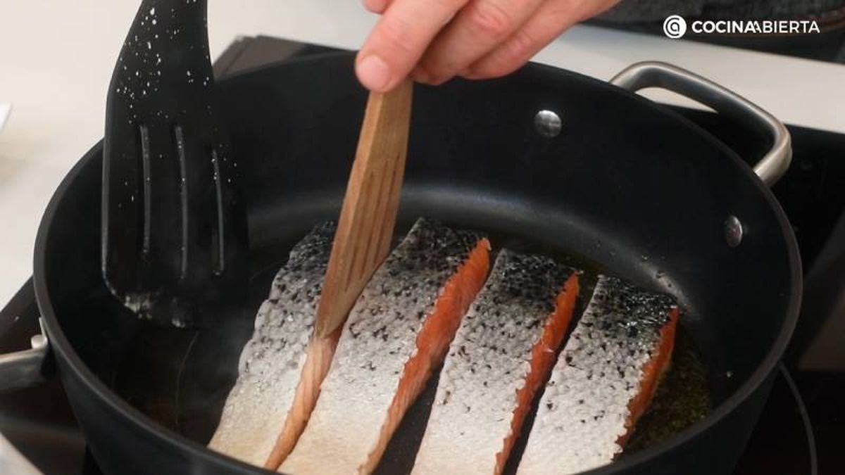 Sella los lomos de salmón en la sartén