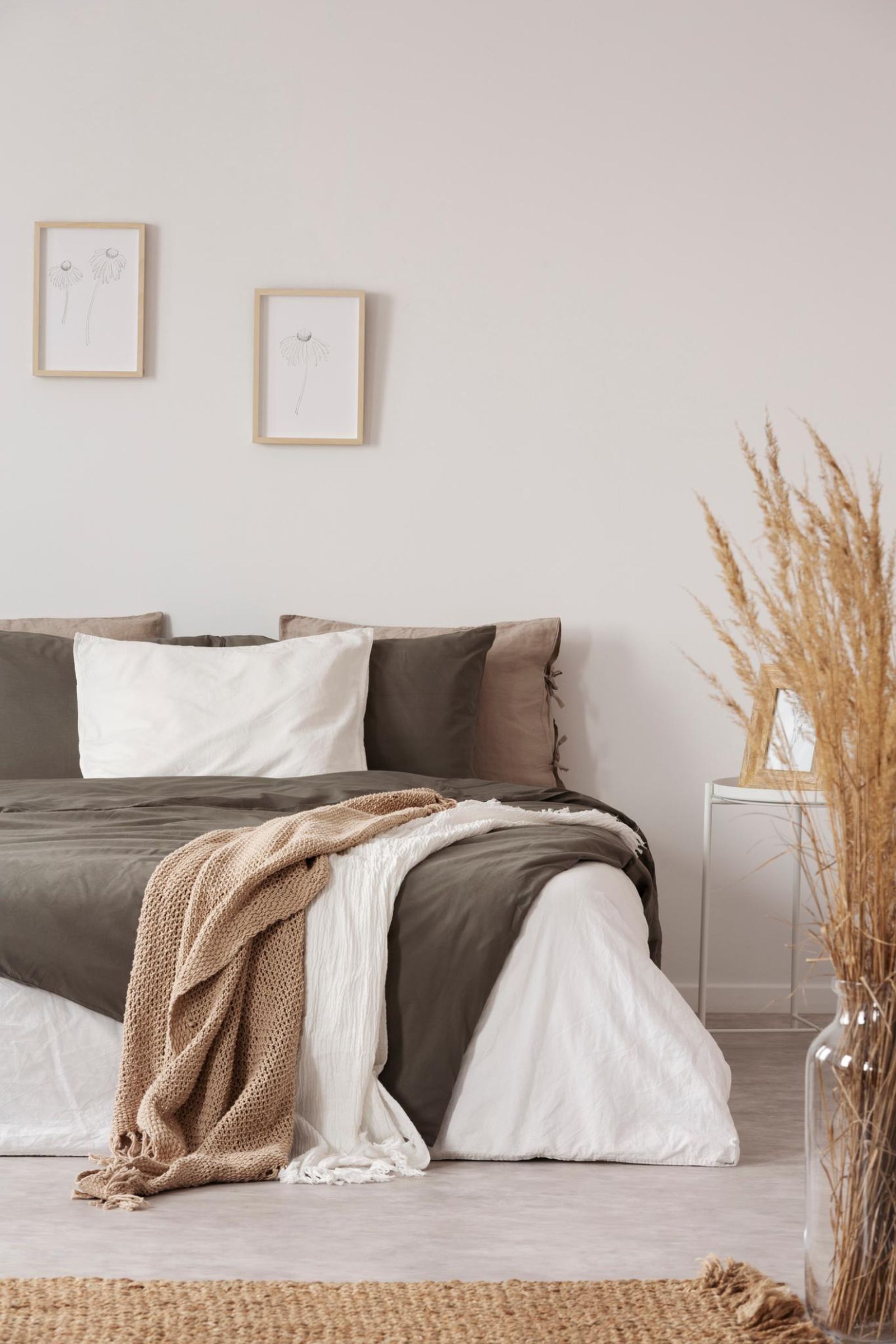 Dormitorio decorado en marrón, blanco y fibras naturales.