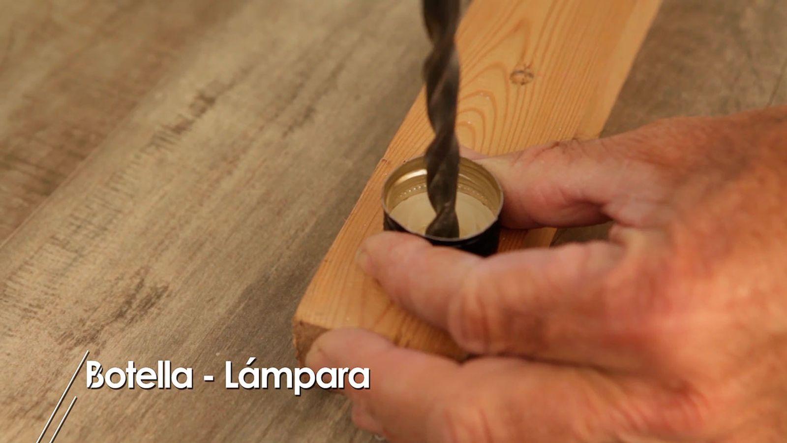 Cómo hacer una lámpara de mesa con una botella de cristal paso 6