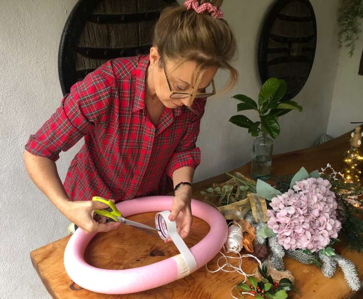 Formar la base de la corona con un churro de piscina.