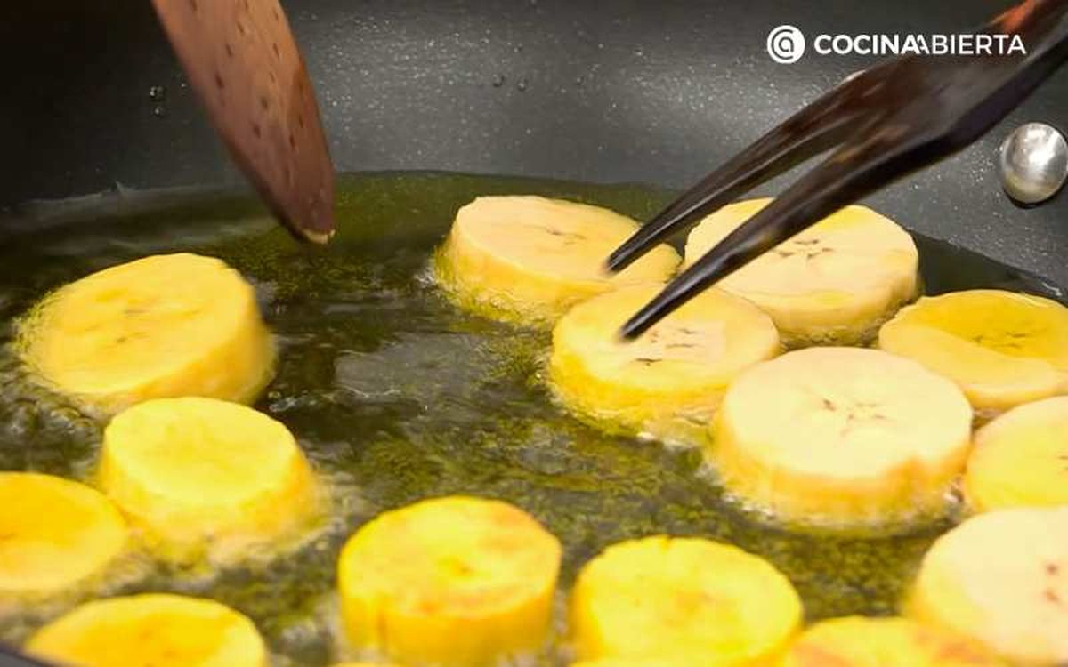 Fríe las rodajas gruesas de plátano