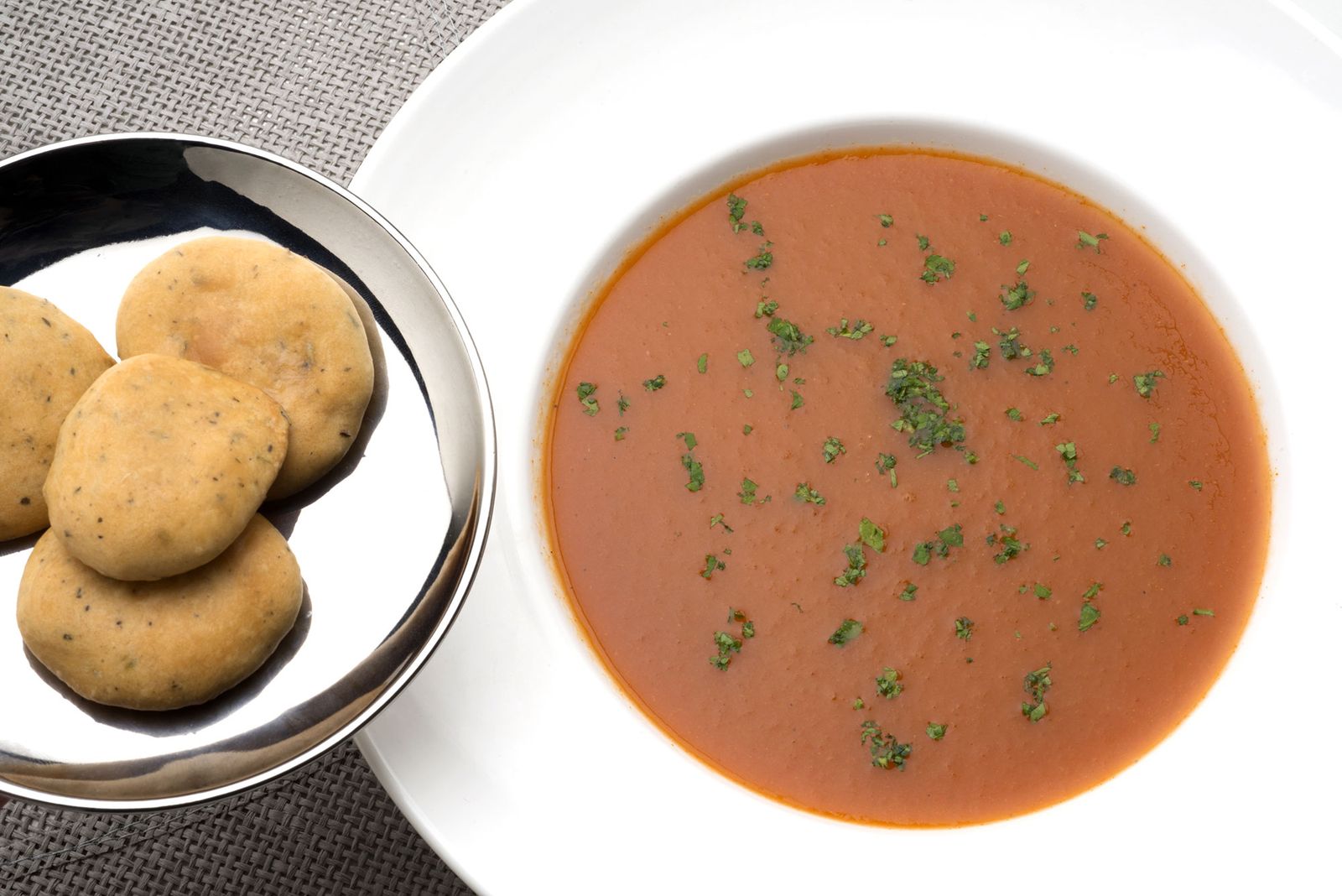 5906 1 Crema de tomate asado con galletas saladas (1292) xl