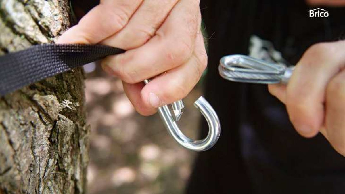 Colgar una hamaca entre árboles