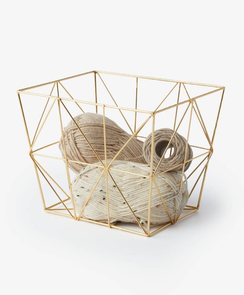 Cesta dorada de almacenamiento.
