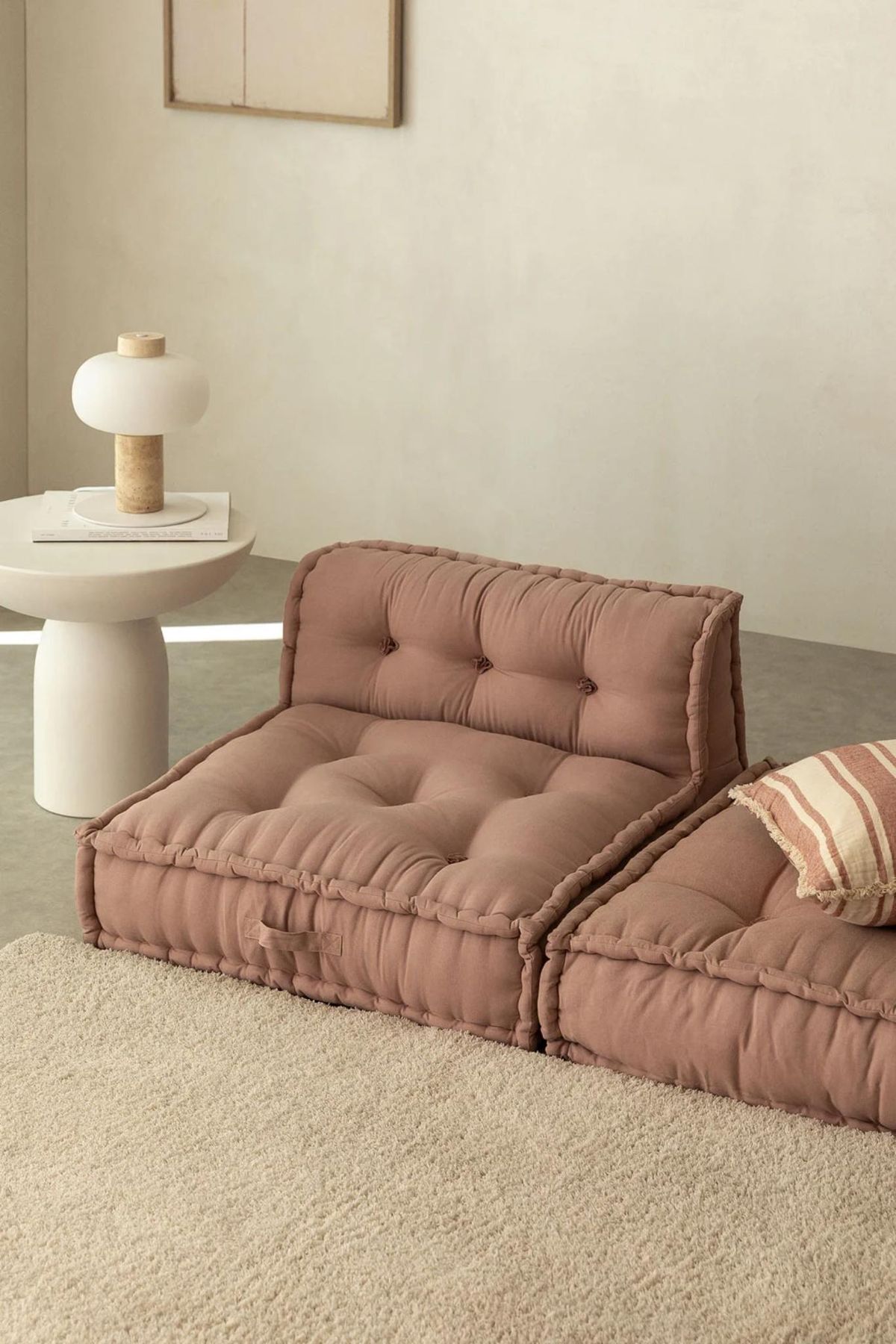 Salón con cojín para palets rosa Dhel.