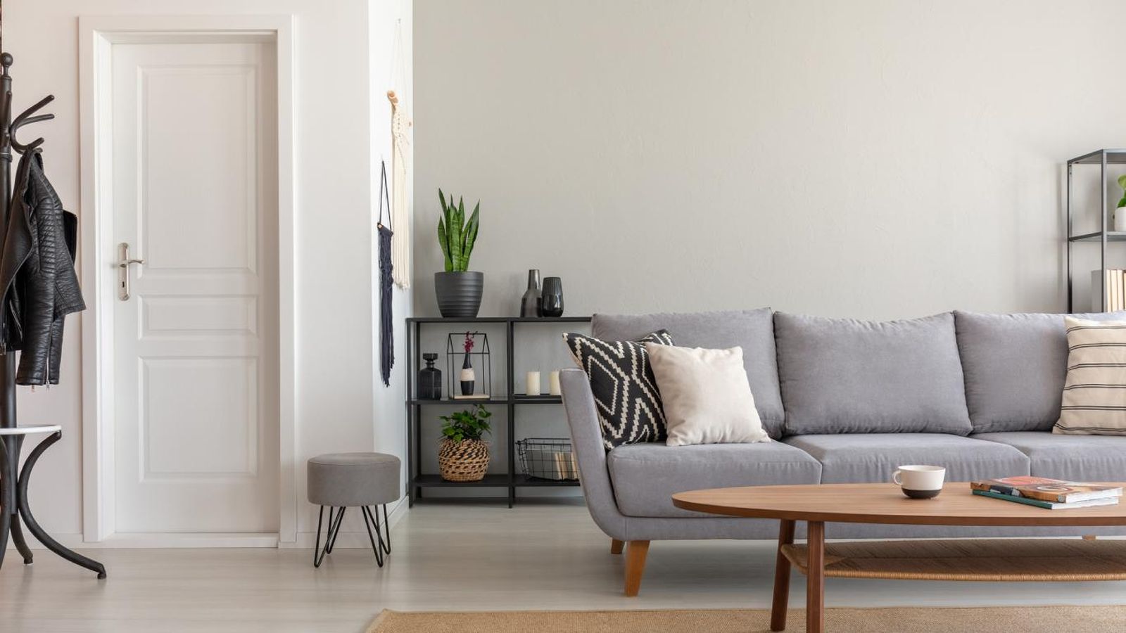 Salón acogedor con puerta blanca y salón de madera clara.