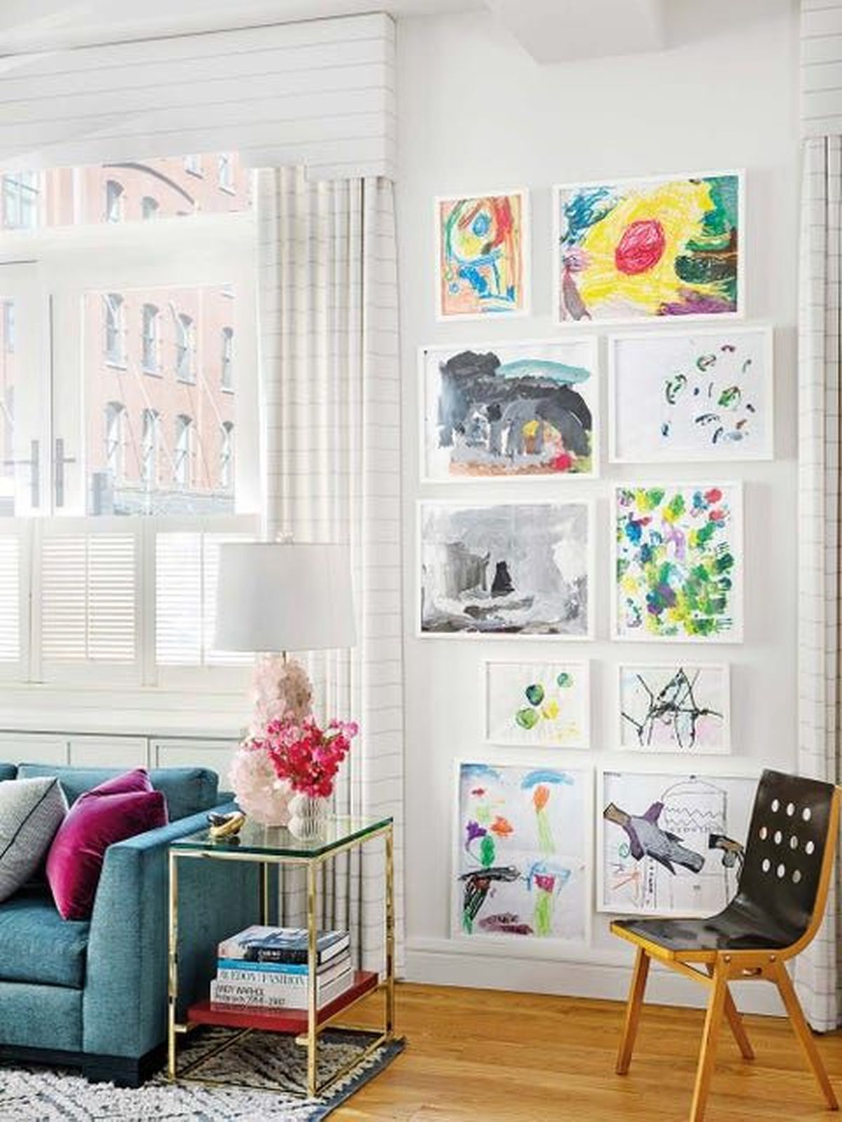 decorar salon cuadros en la pared vacia