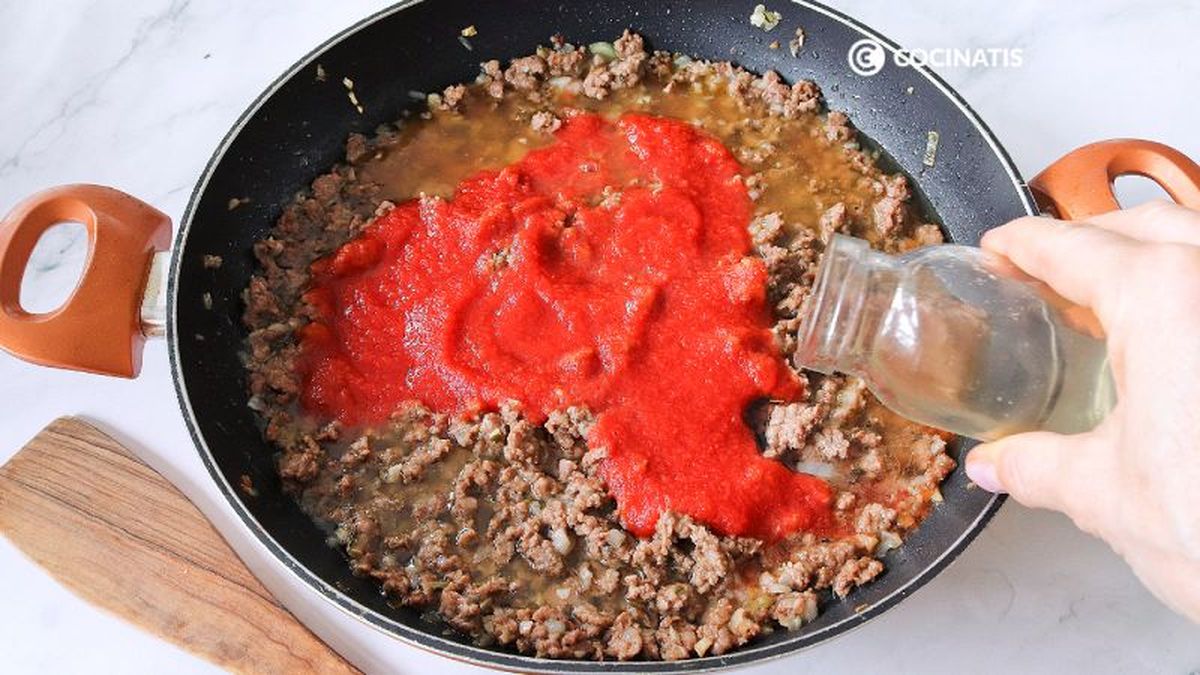 Añadimos el tomate a la carne picada en la sartén