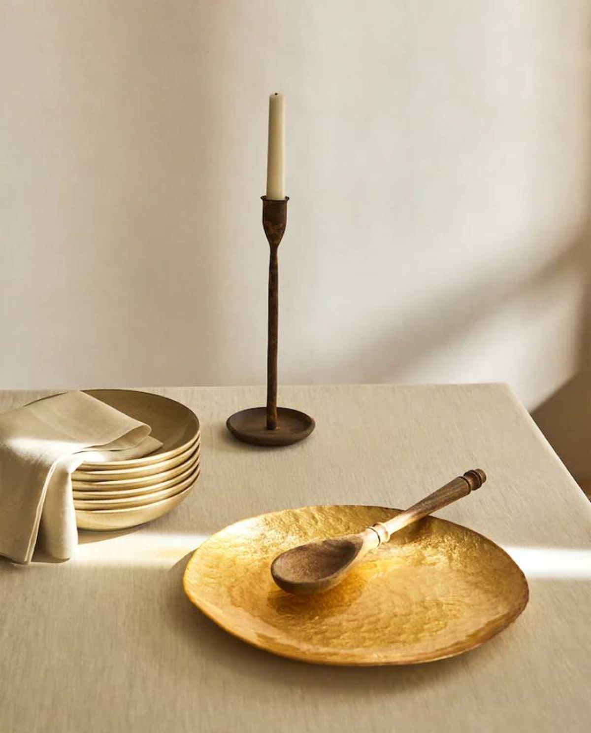 Bajo plato dorado de Zara Home.