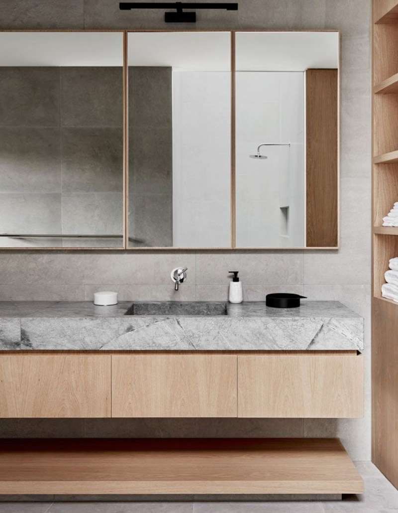 Baño de estilo nórdico con dos lavabos y bañera.