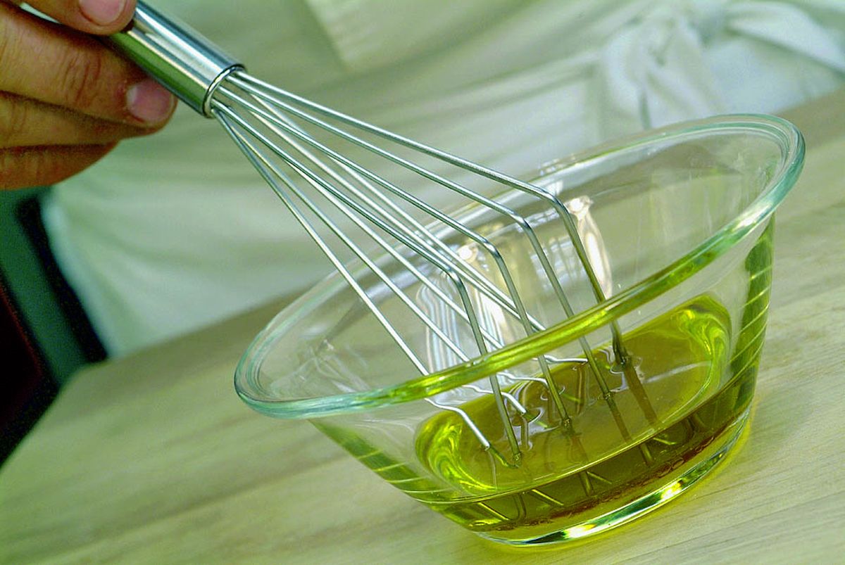 Bate los ingredientes hasta obtener una salsa homogénea en la que los ingredientes no se separen