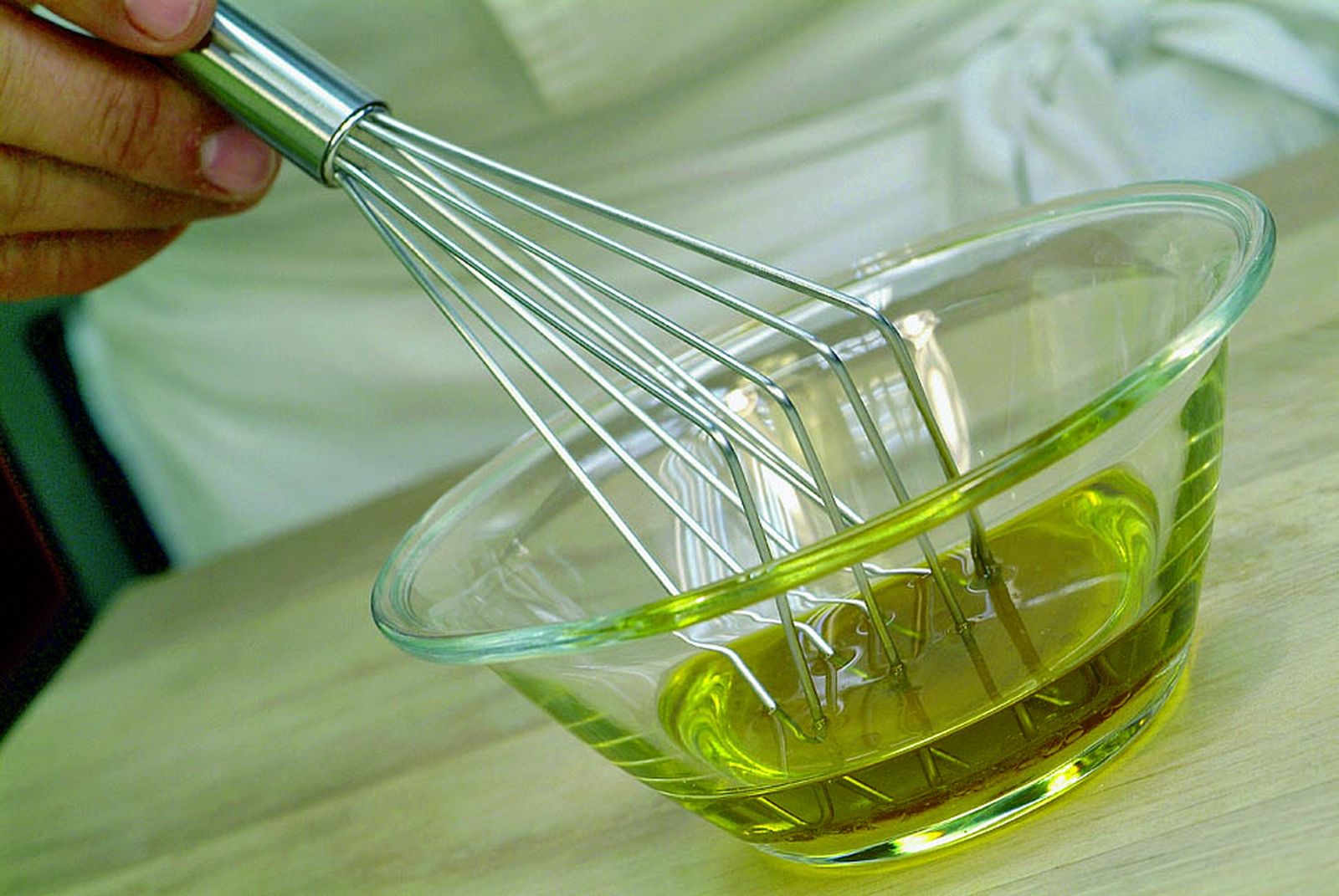 Bate los ingredientes hasta obtener una salsa homogénea en la que los ingredientes no se separen