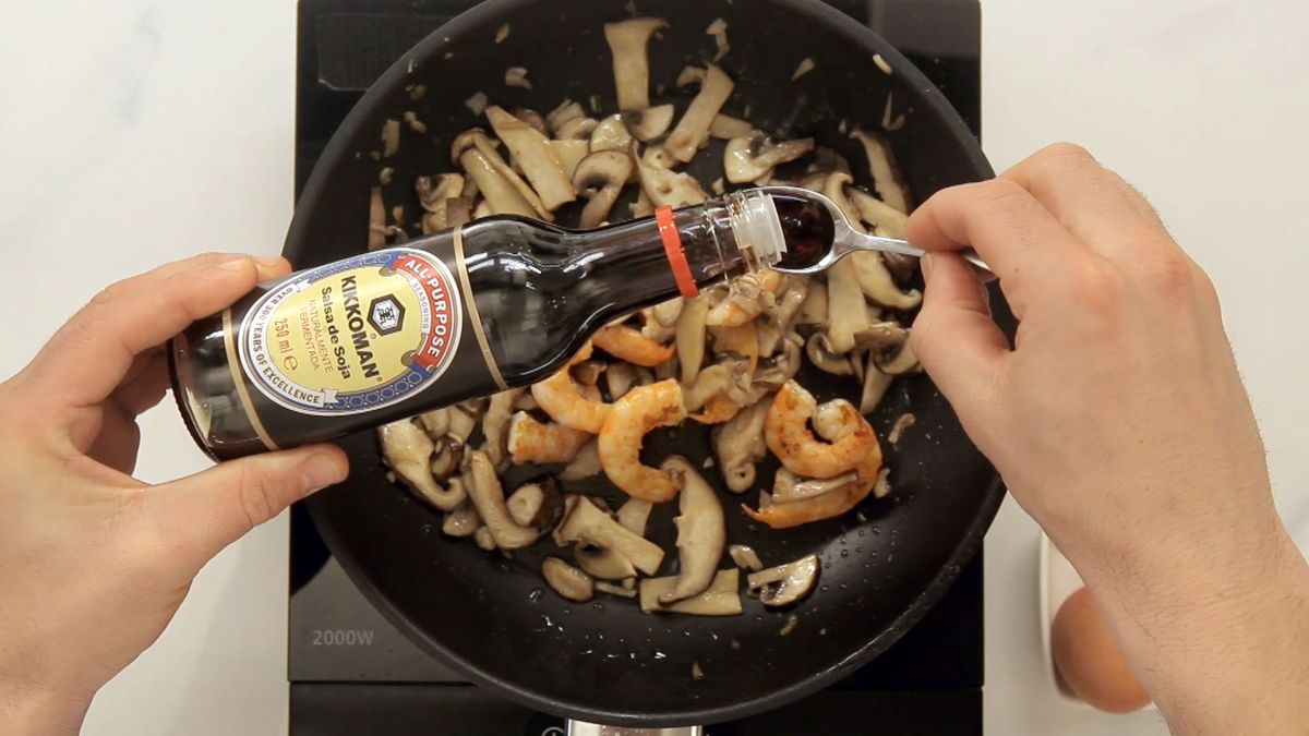 016 revuelto setas gambas salsa soja kikkoman paso 3