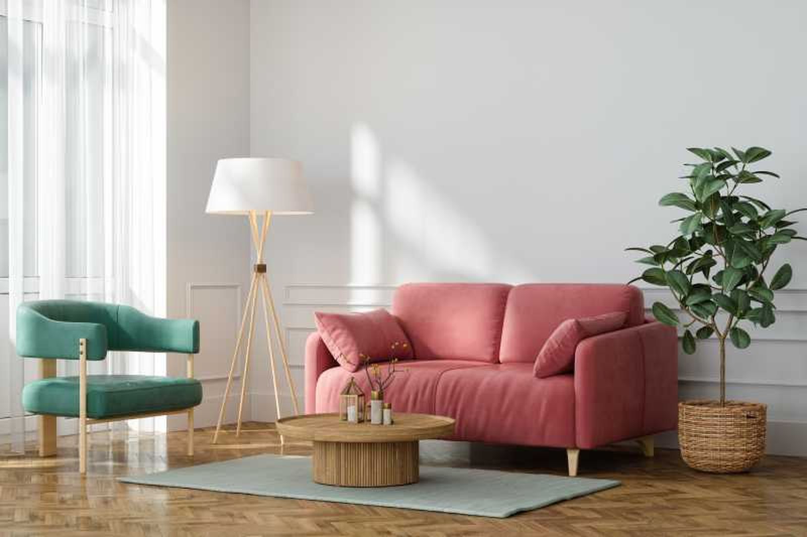 Salón colorido con sofá rosa y lámpara de pie.