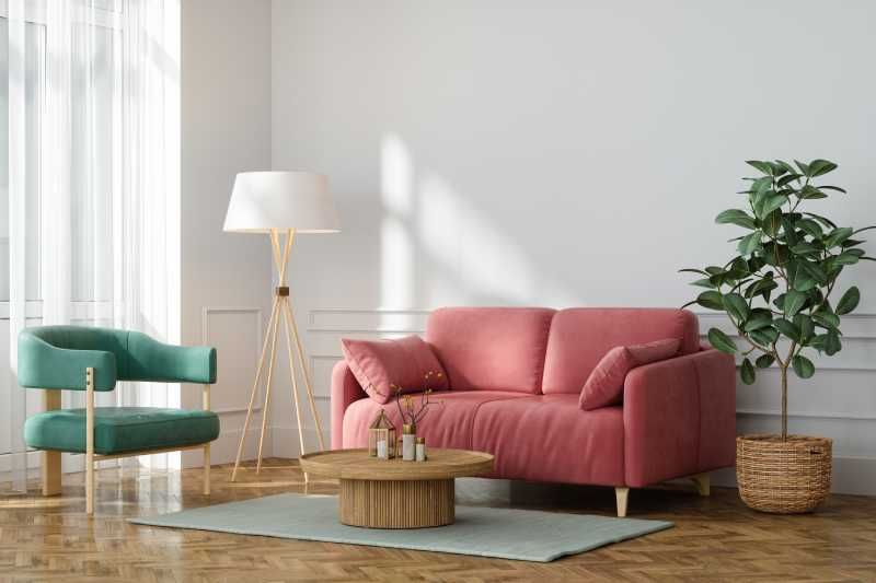 Salón colorido con sofá rosa y lámpara de pie.