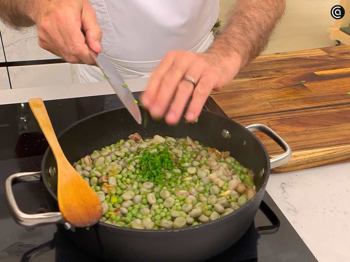 Añade la menta, las habas y los guisantes