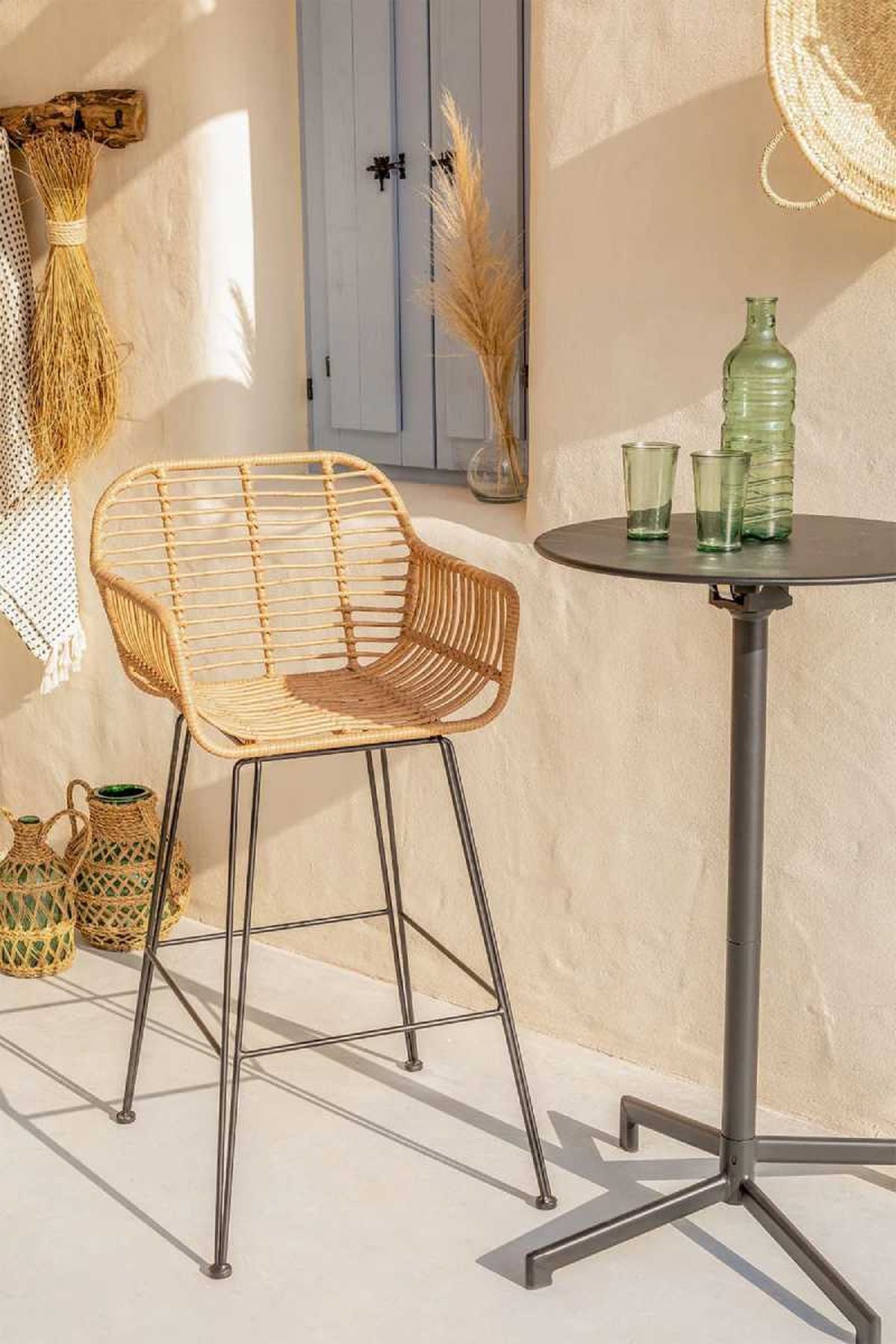 Silla alta de ratán para exterior Eska.