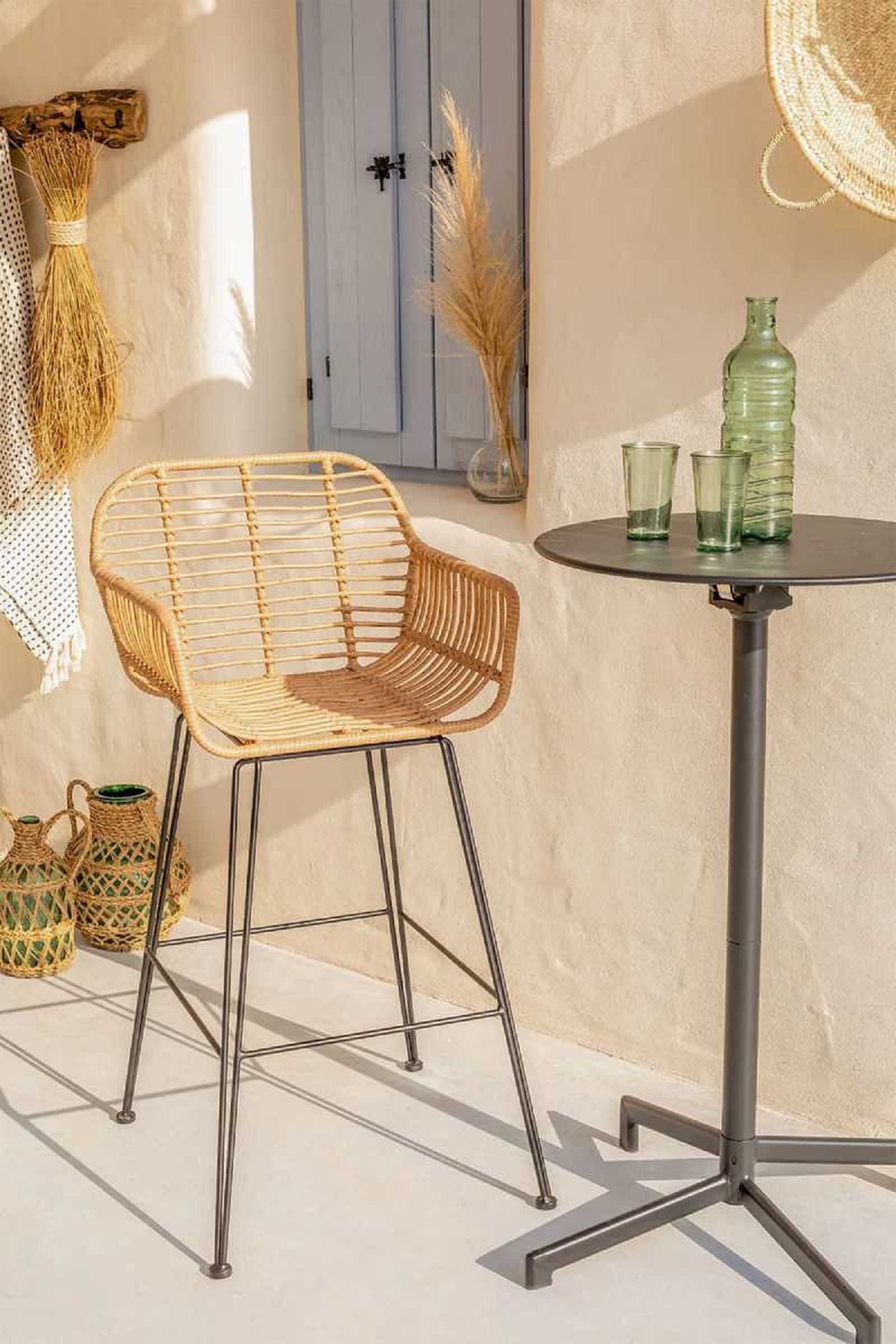 Silla alta de ratán para exterior Eska.