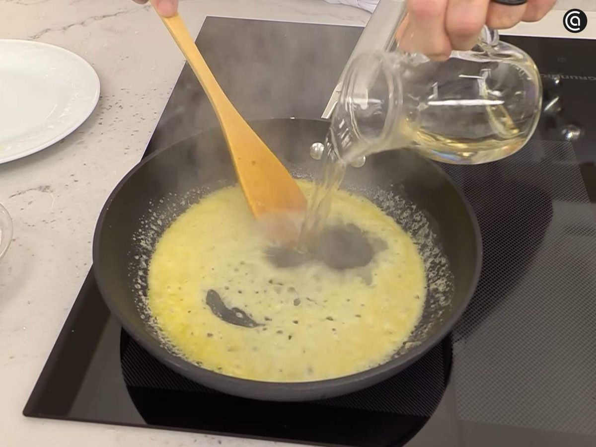 Cocina la harina con vino blanco