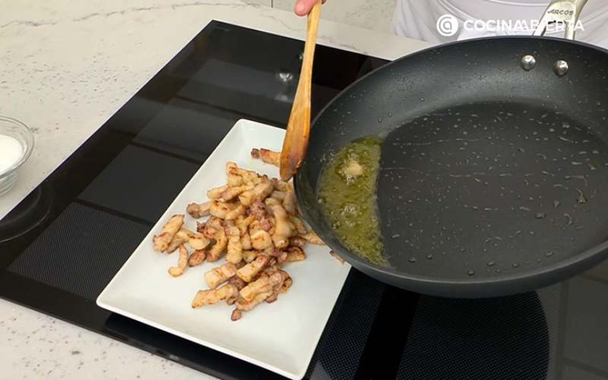 Reserva el guanciale o panceta en un plato