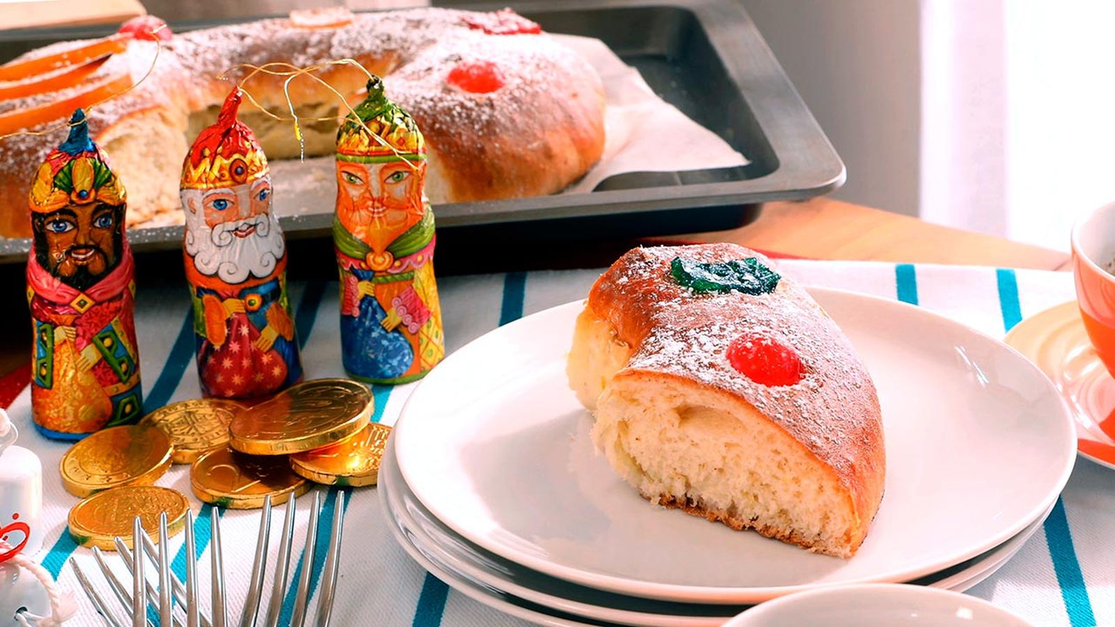 Disfruta del roscón de Reyes, un dulce tradicional español que simboliza la celebración de la Epifanía