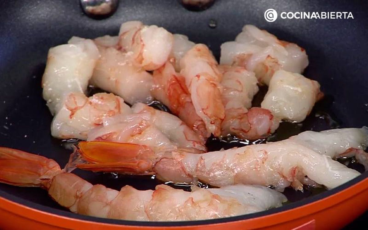 Asa los langostinos en una sartén o plancha