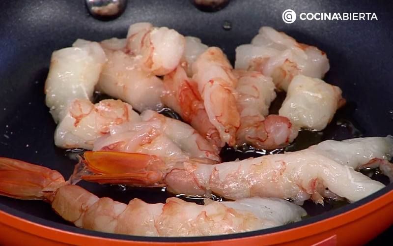 Asa los langostinos en una sartén o plancha
