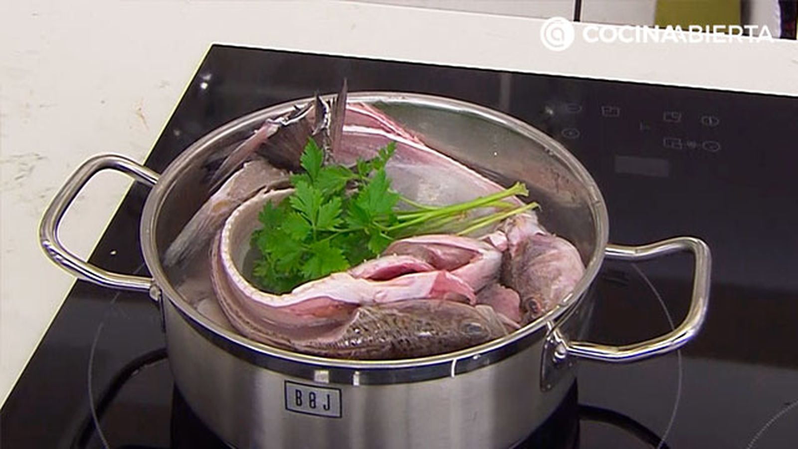 KARL67120321 receta sabiron con fideos karlos arguinano paso2