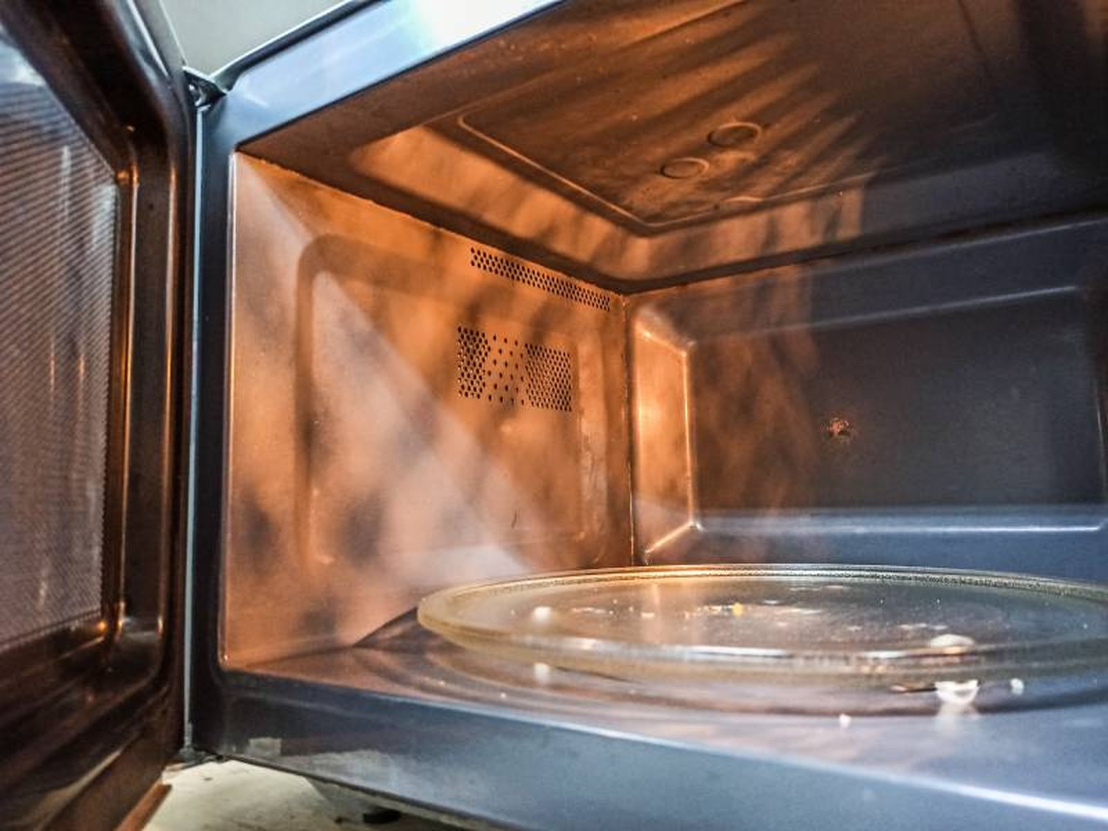 El papel de aluminio podría hacer que salten chispas o producir un incendio.