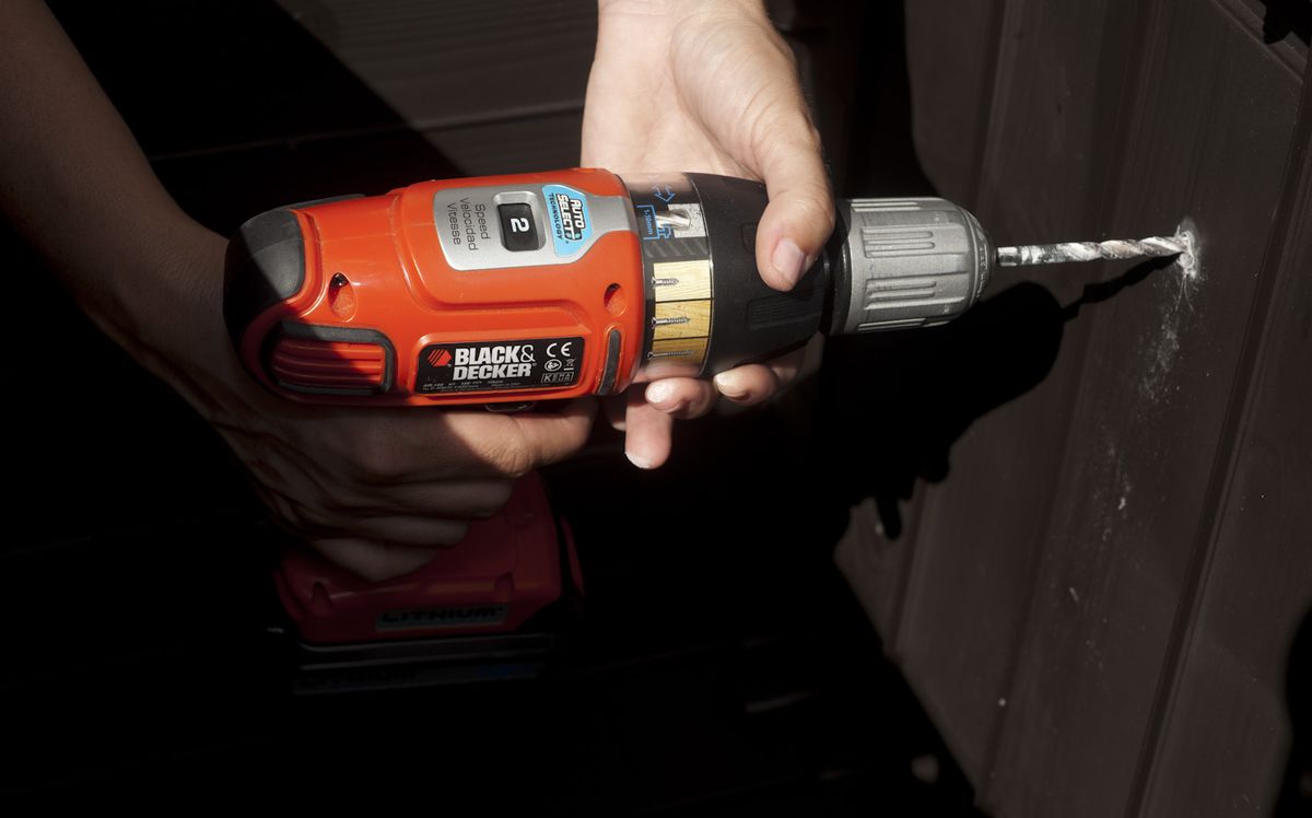 Bricomania 705 Sujetar mueble de exterior p1