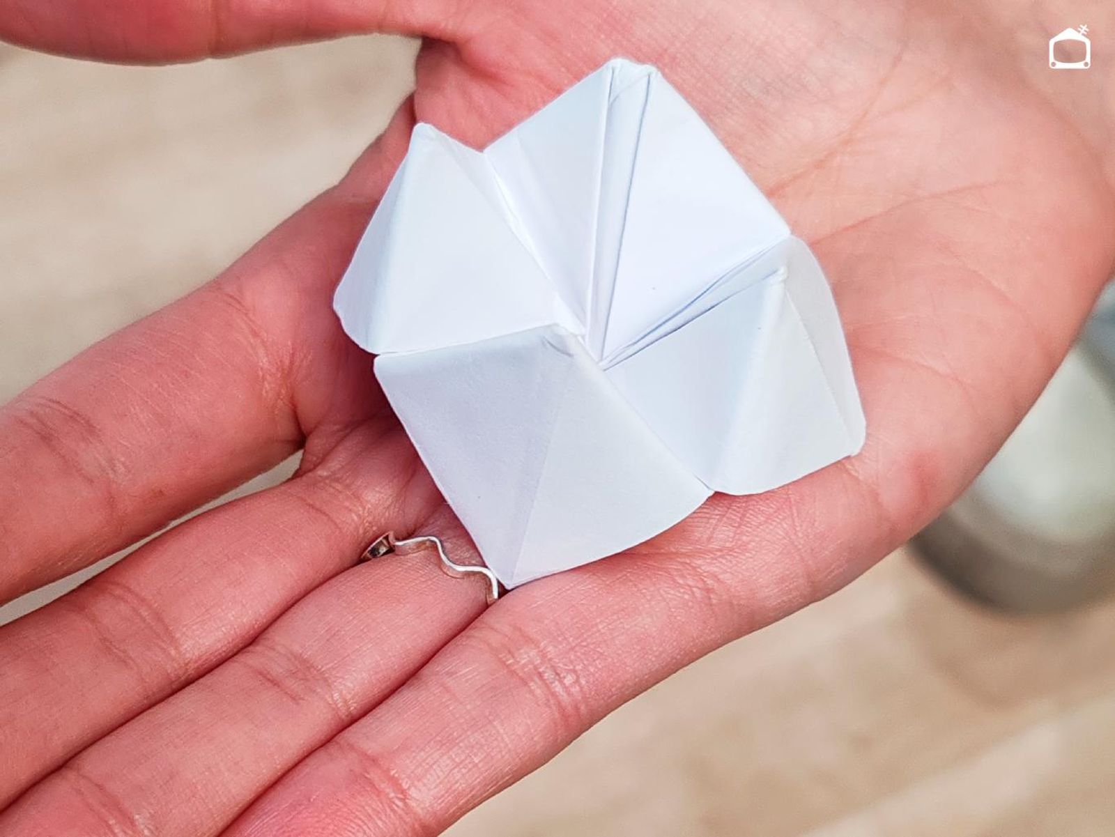 Hacer un comecocos de papel es una manualidad muy fácil y entretenida.