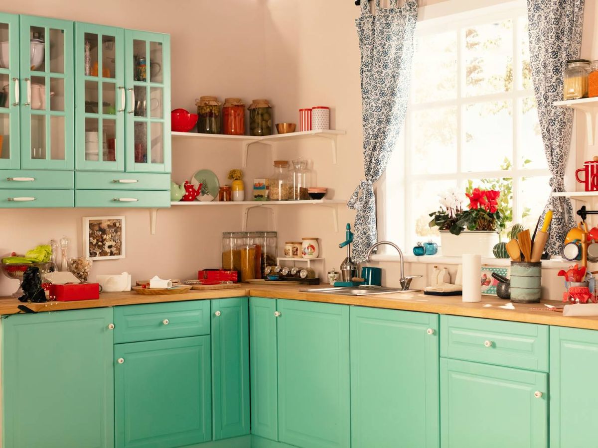 En clave retro, esta cocina demuestra cómo el verde se adapta a estilos más desenfadados y coloridos.