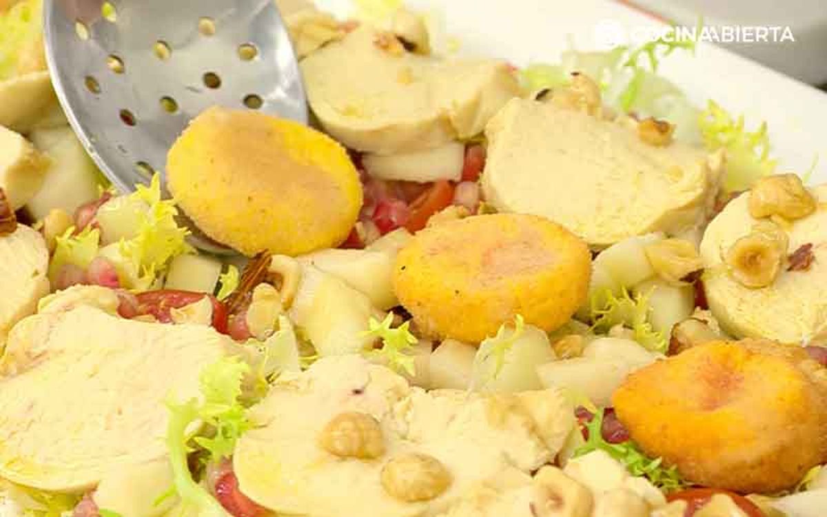 Agrega la yema empanada a la ensalada de pollo escabechado