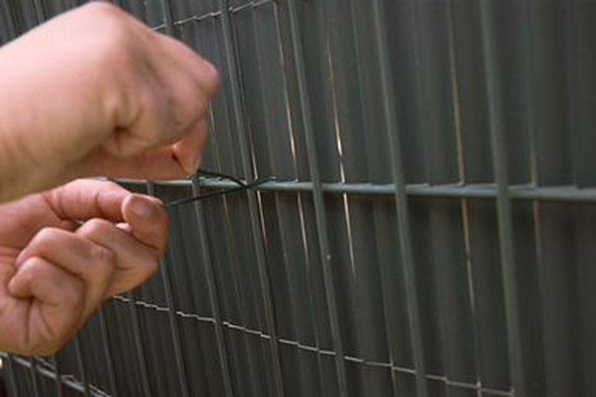 Forrar puerta metálica exterior con cañizo de plástico paso 4