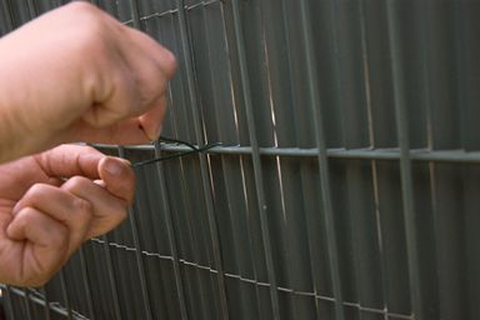 Forrar puerta metálica exterior con cañizo de plástico paso 4