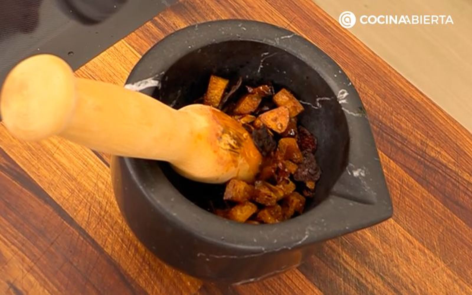 Maja los ingredientes escurridos en el mortero