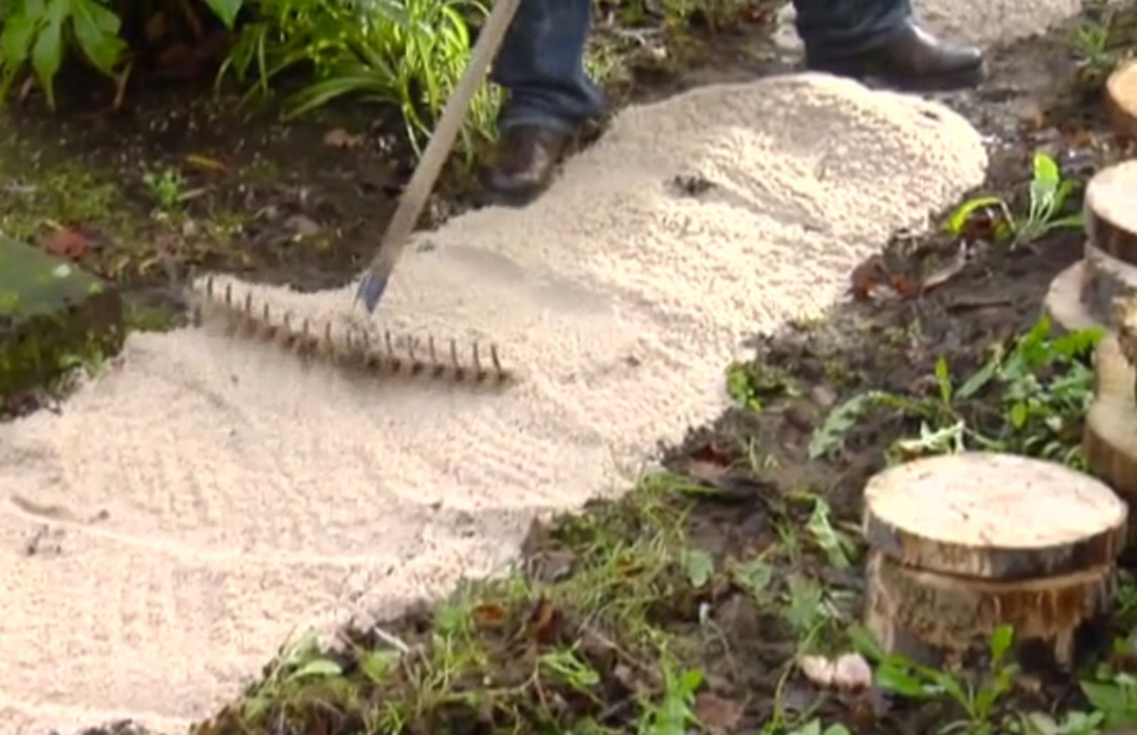 Camino de jardín con círculos de madera paso 2