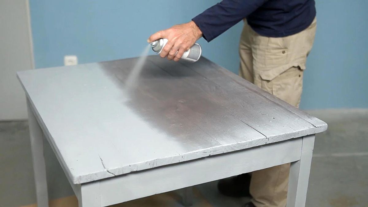 Como pintar una mesa con pintura al agua de efecto tiza paso 2