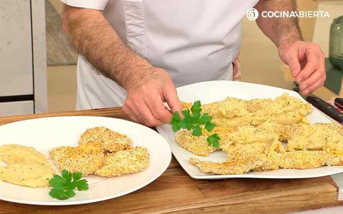 Sirve los escalopines de pavo rebozados con palomitas