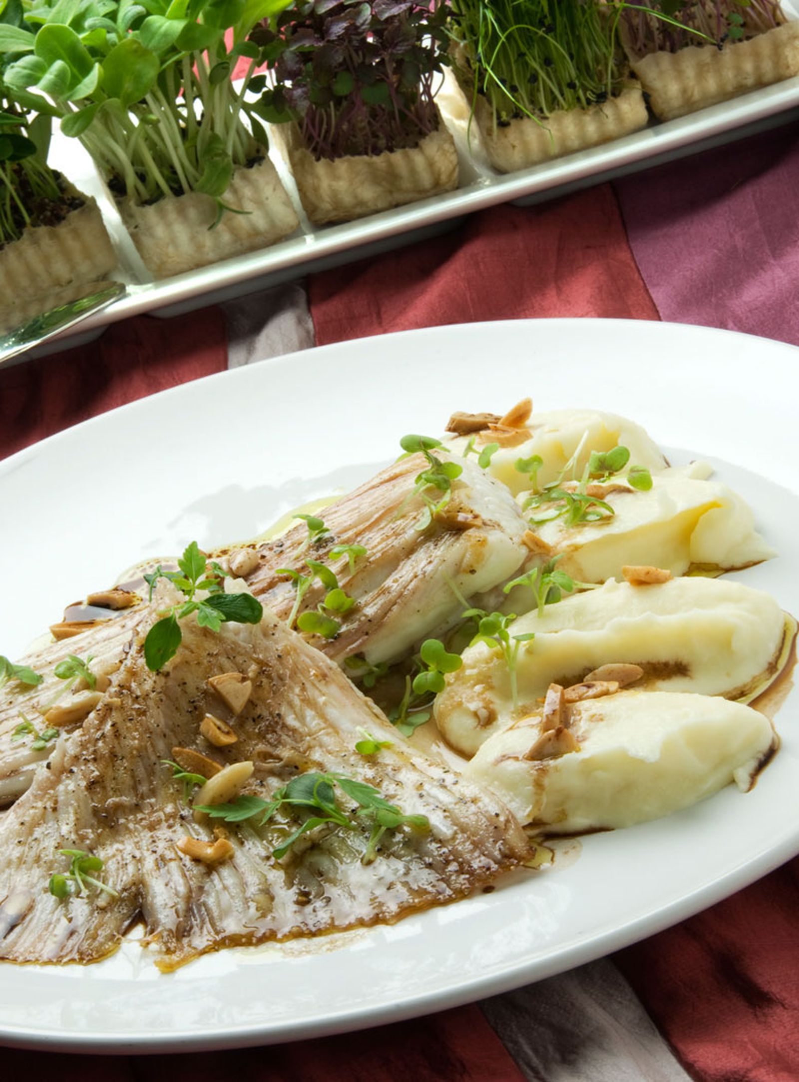 Raya a la plancha con puré de chirivía y vinagreta tibia